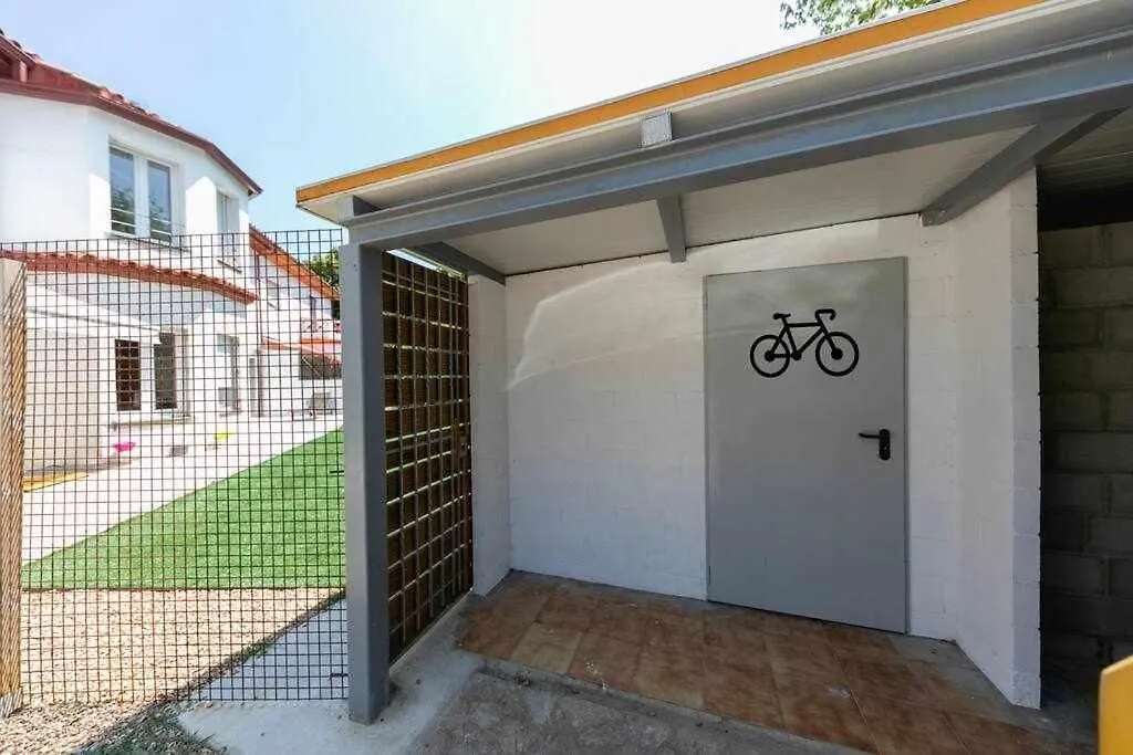 Newly Renovated Room W Pool & Bikeparking Girona 0*,  Hiszpania